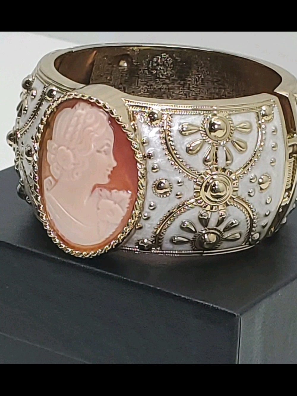 Amedeo NYC Italian Hand-Carved Old World Conch Shell Cameo Cuff Bracelet. NIB